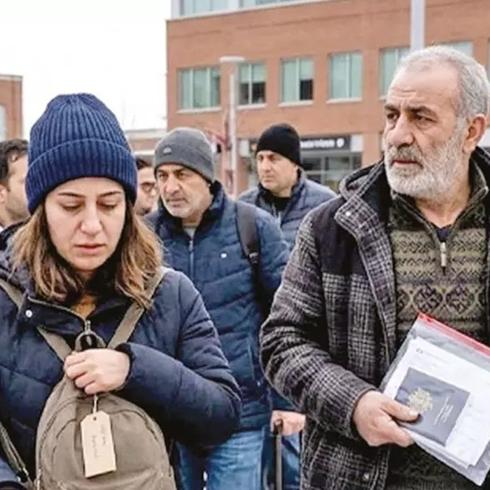 Depremzedeleri yar� yolda b�rakt�lar! Binlerce T�rk yurda d�n�yor