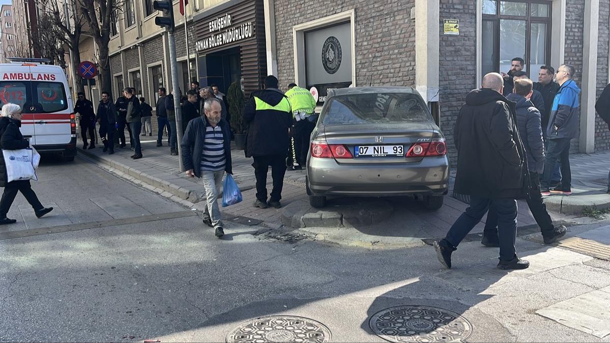 Otomobil kaza yap�p yayalar�n aras�na dald�! 5 ki�i yaral�