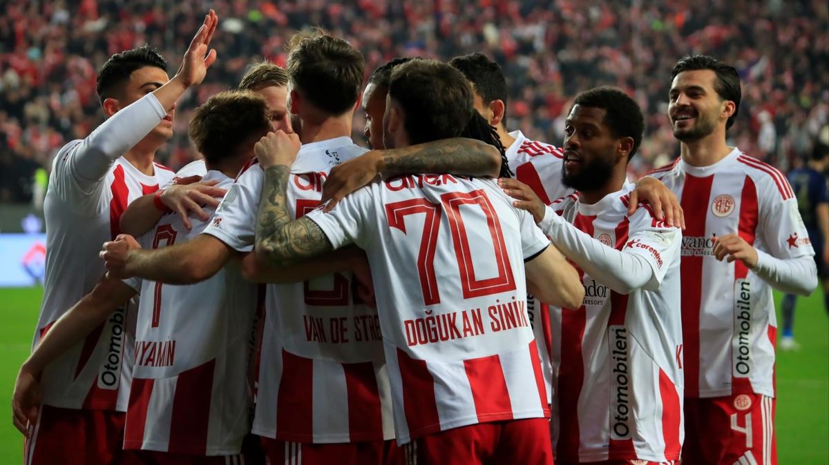 Antalyaspor yar�n deplasmanda Ba�ak�ehir ile kar��la�acak