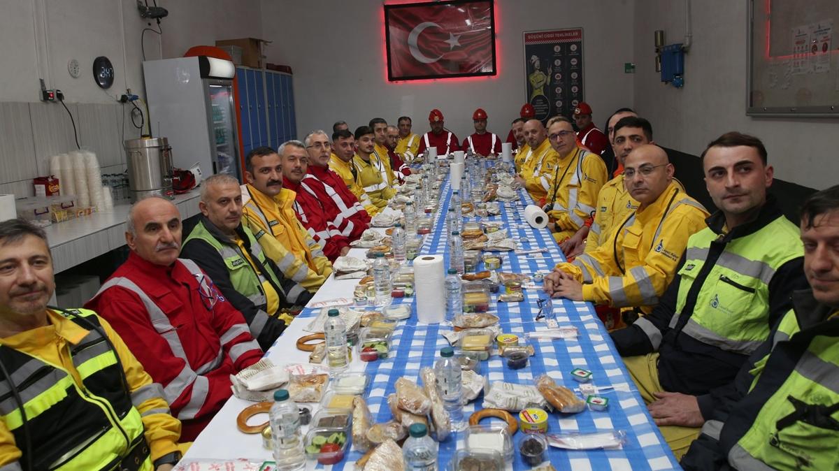 Bakan I��khan, bak�r madeninde i��ilerle sahur yapt�