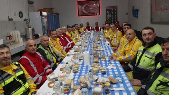 Bakan I��khan, bak�r madeninde i��ilerle sahur yapt�