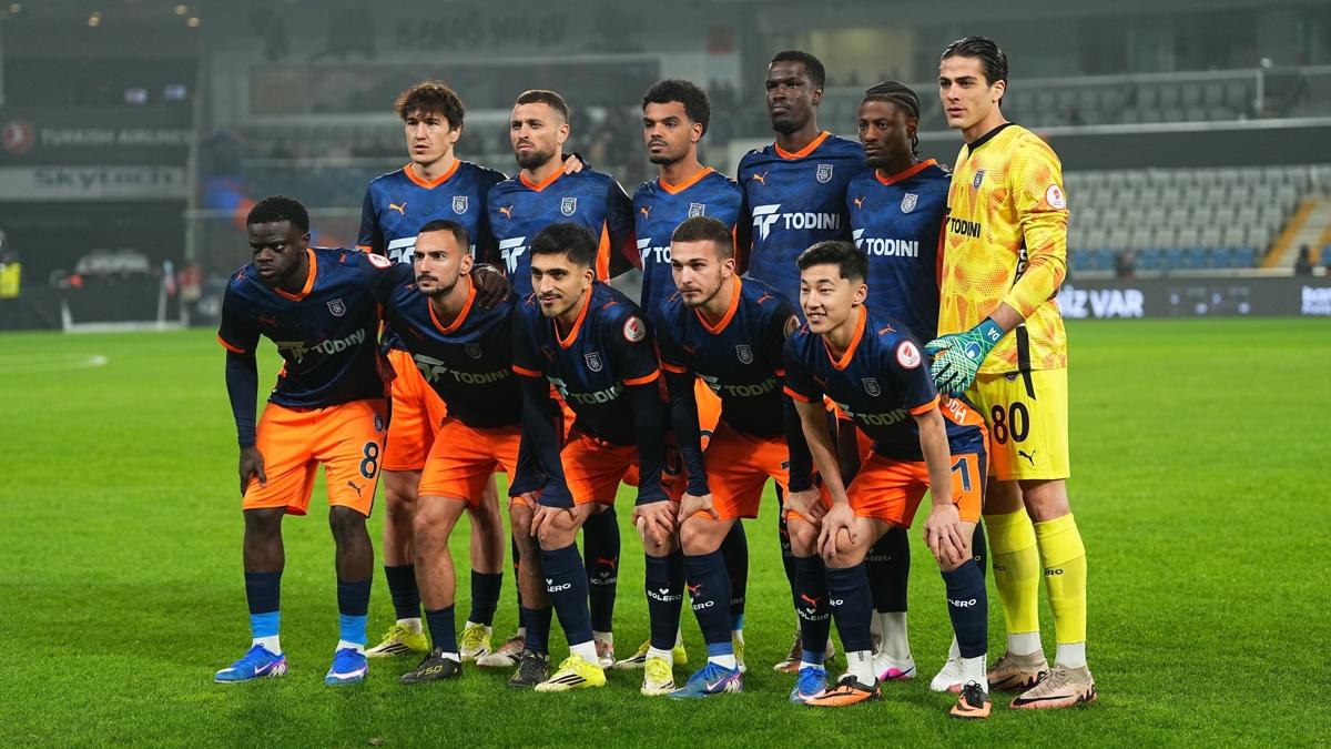 Ba�ak�ehir sahas�nda Antalyaspor'u a��rlayacak