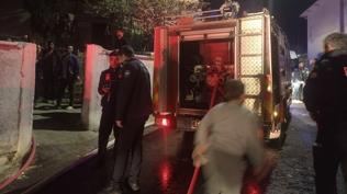 Karakoldan d�nd�, e�inin ailesinin evini ate�e verdi