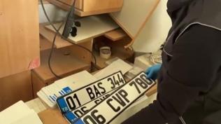 Sahte plaka imalathanesine bask�n: ��pheliler tutukland�