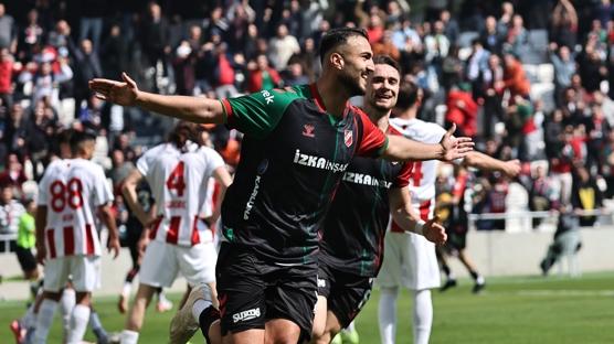 9 ma�ta 9 gol! Kar��yaka'da �mer Faruk Sezgin f�rt�nas�