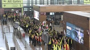 Almanya'da havaliman� felci: 445 u�u� iptal, 57 bin yolcu yolda kald�