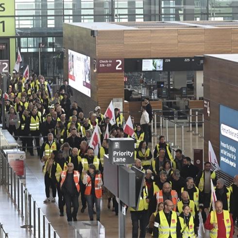 Almanya'da havaliman� felci: 445 u�u� iptal, 57 bin yolcu yolda kald�