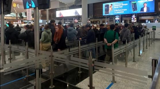 İstanbul Havalimanı'nda bayram mesaisi: İğne atsan yere düşmüyor