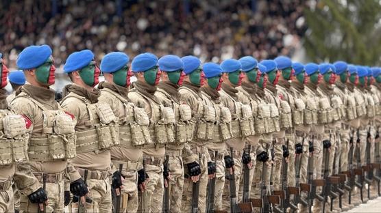 Mavi berelilerden g�rkemli t�ren