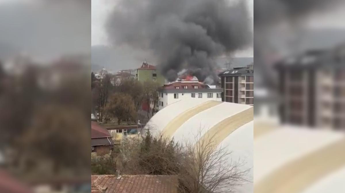 Sultanbeyli'de korkutan yang�n: �at�da ba�lad� yan binalara s��rad�