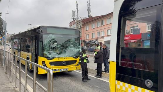 �ETT otob�sleri �arp��t�, yolcular tahliye edildi