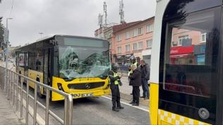 �ETT otob�sleri �arp��t�, yolcular tahliye edildi