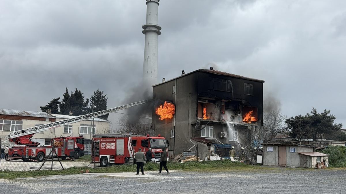 B�y�k�ekmece'de 3 katl� binada yang�n pani�i