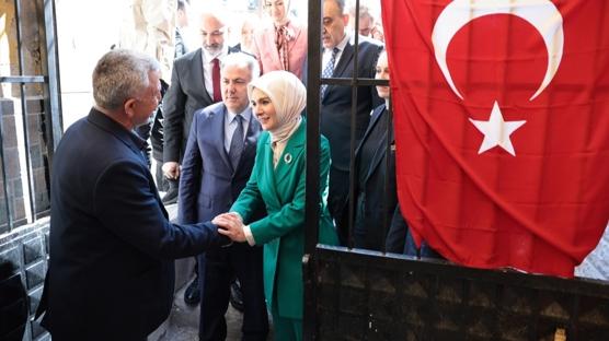 Devletin �efkat eli her kap�da: Bakanl�k ekipleri 610 bin aileye ula�t�