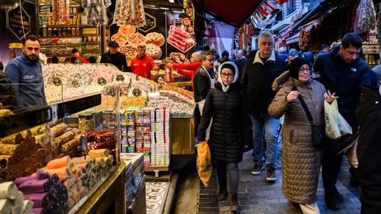 Emin�n�'nde bayram al��veri�i yo�unlu�u: Uzun kuyruklar olu�tu