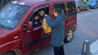 �mam Hatipli gen�lerden Ramazan mesaisi... Trafikteki vatanda�lara iftariyelik da��tt�lar