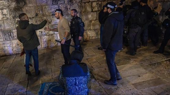 ��galci �srail polisi teravih namaz� k�lan  Filistinlilere sald�rd�