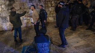 ��galci �srail polisi teravih namaz� k�lan  Filistinlilere sald�rd�