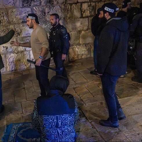 ��galci �srail polisi teravih namaz� k�lan  Filistinlilere sald�rd�