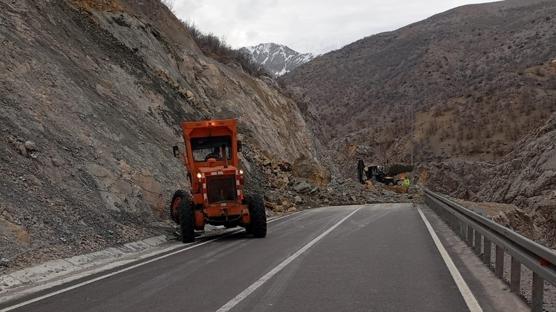 Malatya-Ad�yaman yolunda heyelan! Ula��ma kapand�