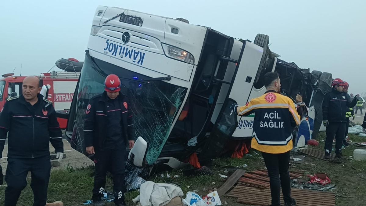 Yolcu otob�s� devrildi