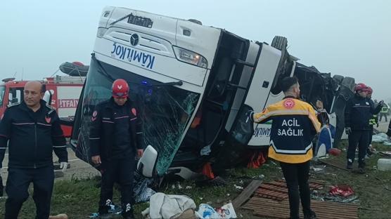 Yolcu otob�s� devrildi