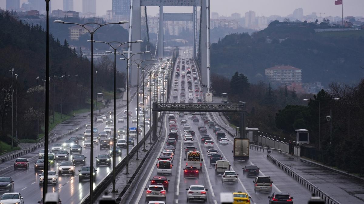 Bayram�n ilk g�n�nde trafik kilit: �stanbul'da yo�unluk olu�tu
