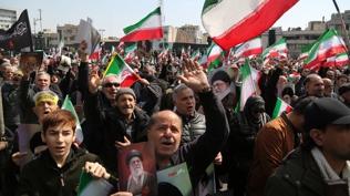 Binlerce �ranl� bir araya geldi: Tahran'da ABD/�srail kar��t� protesto