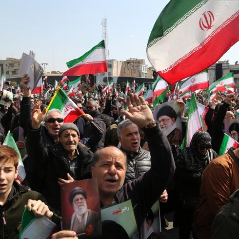 Binlerce �ranl� bir araya geldi: Tahran'da ABD/�srail kar��t� protesto