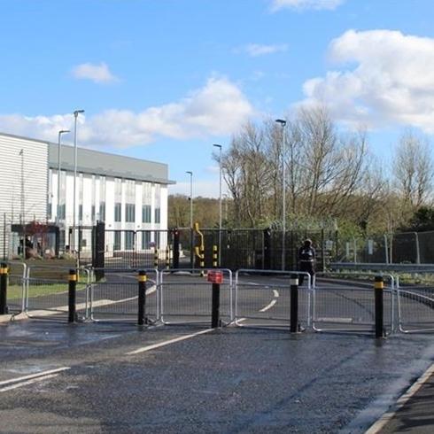 �ekya'da soyk�r�mc� �srail nefreti: Silah fabrikas� ate�e verildi