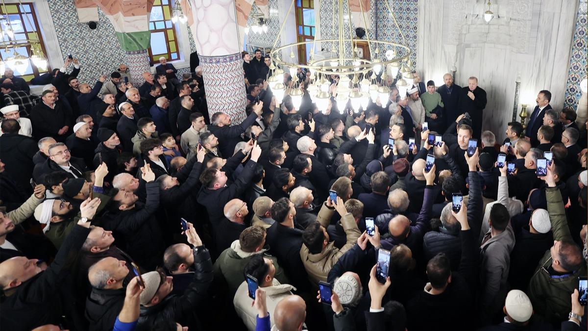 Cumhurba�kan� Erdo�an ve bakanlar Rize'de saf tuttu: Geni� kat�l�ml� cuma namaz�