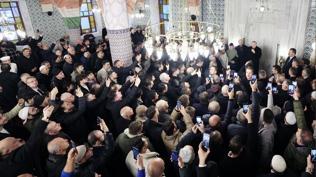 Cumhurba�kan� Erdo�an ve bakanlar Rize'de saf tuttu: Geni� kat�l�ml� cuma namaz�