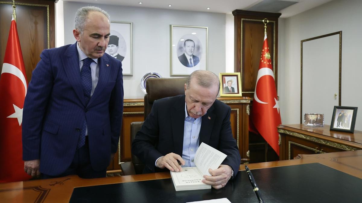 Cumhurbaşkanı Erdoğan'dan Rize Valiliği'ne ziyaret: Şeref Defteri'ni imzaladı