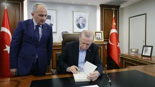 Cumhurbaşkanı Erdoğan'dan Rize Valiliği'ne ziyaret: Şeref Defteri'ni imzaladı