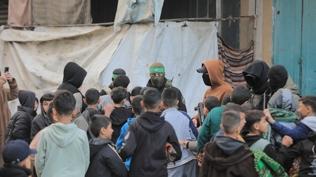 Kassam Tugaylar� �ocuklarla bulu�tu: Gazze'de sava��n g�lgesinde bayram sevinci