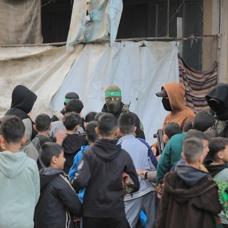 Kassam Tugaylar� �ocuklarla bulu�tu: Gazze'de sava��n g�lgesinde bayram sevinci