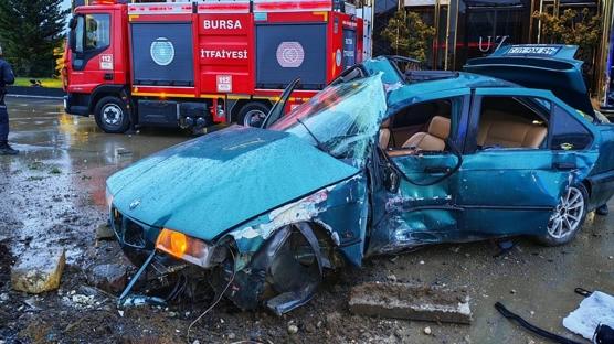 Parampar�a oldu! Reklam panosuna �arpan ara�tan sa� ��kamad�