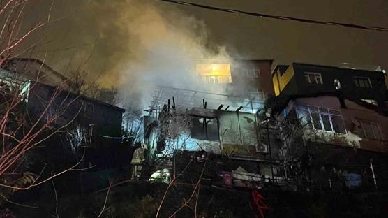 Sar�yer'de iki gecekondu yand�: Yaral�lar var