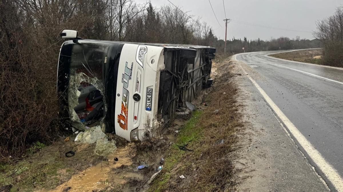 �atalca'da otob�s devrildi: 3'� polis 4 yaral�