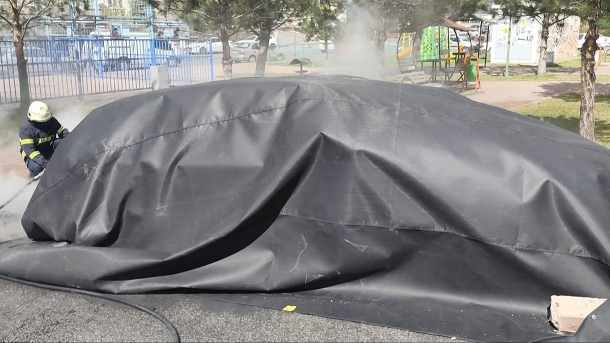 Elektrikli otomobil cay�r cay�r yand�: Ekipler yang�na battaniye ile m�dahale etti