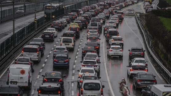 İstanbul'da trafik çilesi bayramda da bitmedi: Yoğunluk yüzde 62'ye ulaştı