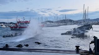 L�ks yatlar pe� pe�e suya g�m�ld�