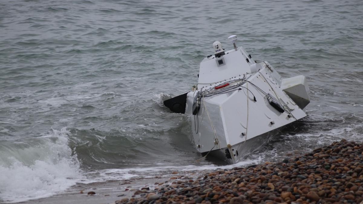 Mühimmat yüklü deniz aracı kıyıya vurdu