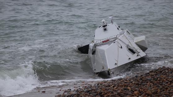 Mühimmat yüklü deniz aracı kıyıya vurdu