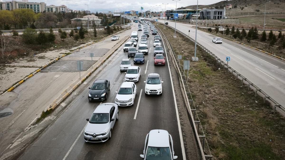 Sürücüler dikkat! Bayram tatili dönüşü Kırıkkale'de trafik yoğunluğu oluştu