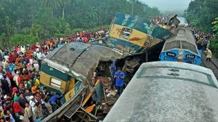 Banglade�'te facia! Otob�s ile tren �arp��t�: �ok say�da �l� ve yaral� var