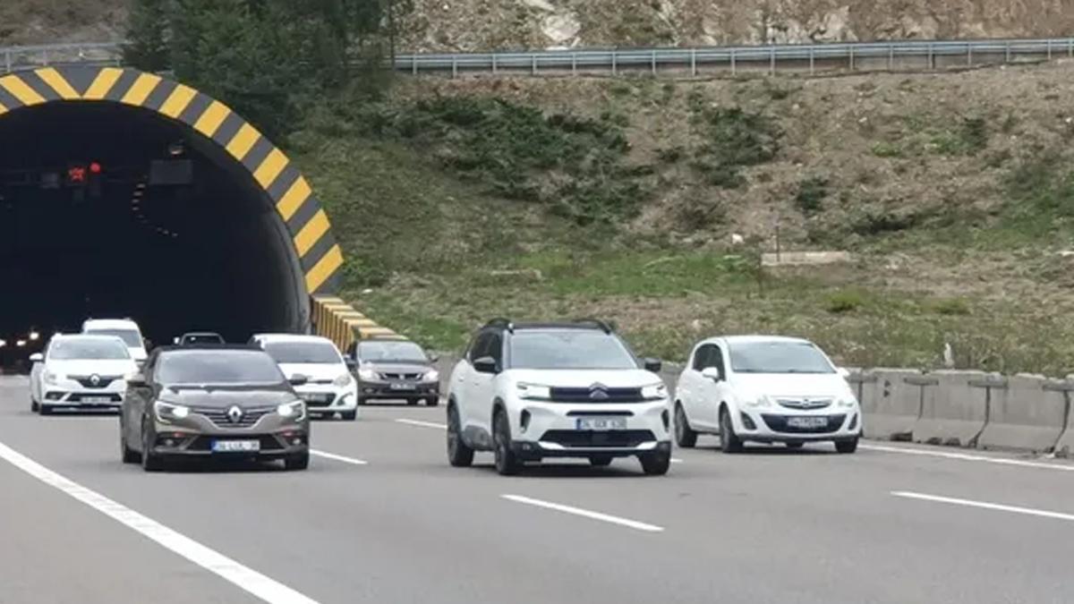 Bayram dönüşü trafik felç oldu: Anadolu Otoyolu'nda akıcı yoğunluk yaşanıyor