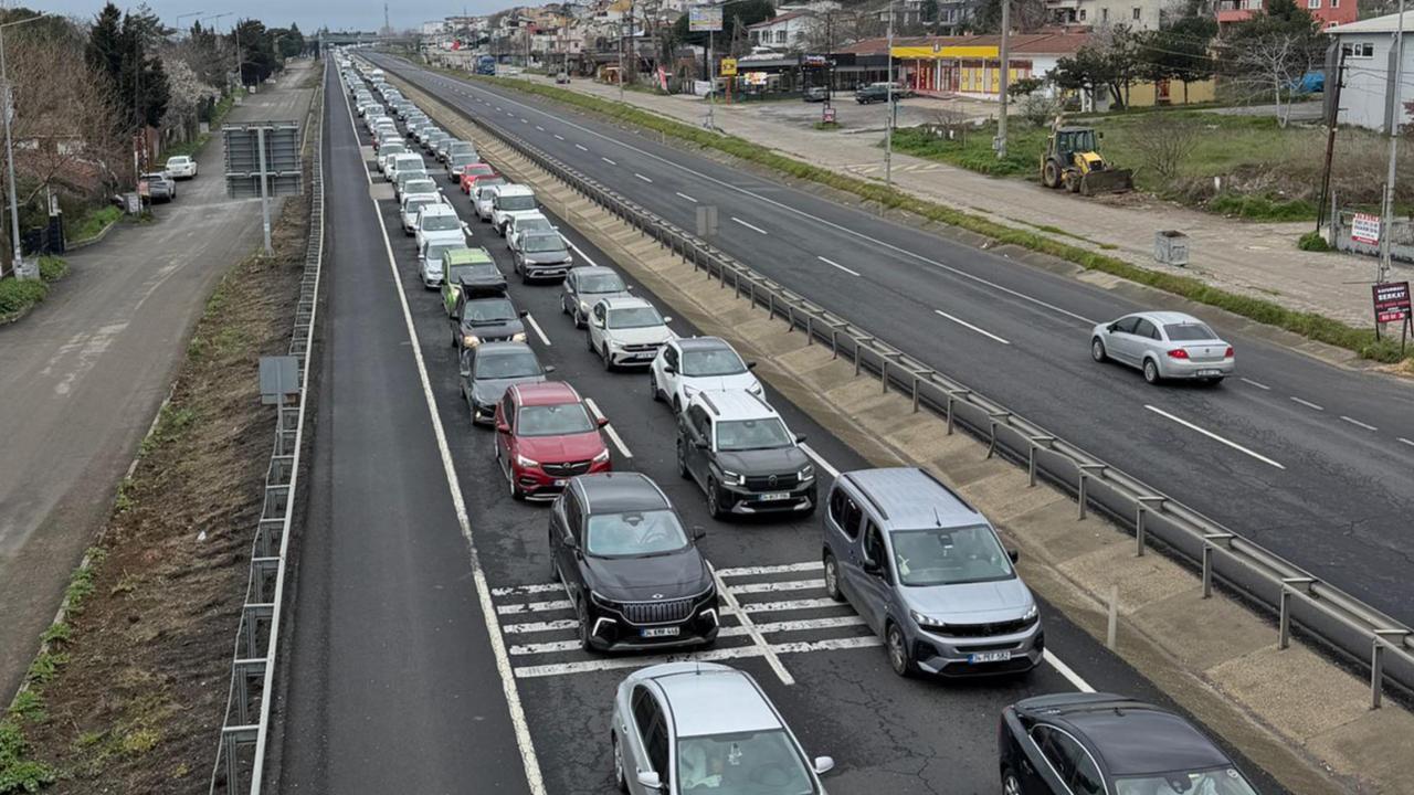 Bayram dönüşü trafik yoğunluğu: Ağır vasıtalara kısıtlama getirildi