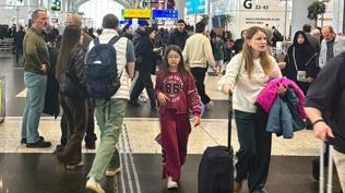 Bayram tatili bitti, tela� ba�lad�: �stanbul havalimanlar�nda d�n�� kalabal���