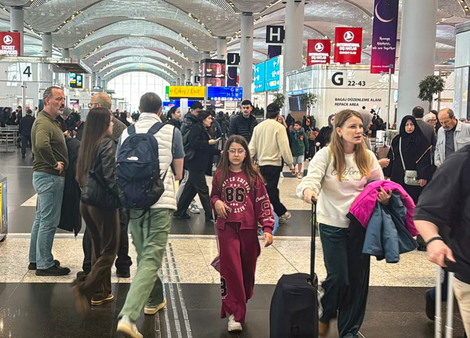 Bayram tatili bitti, telaş başladı: İstanbul havalimanlarında dönüş kalabalığı